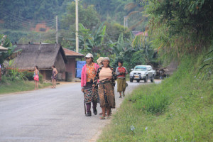 Campesinos en una carretera de Laos