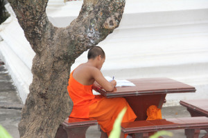 Monge estudiando en Luan Prabang